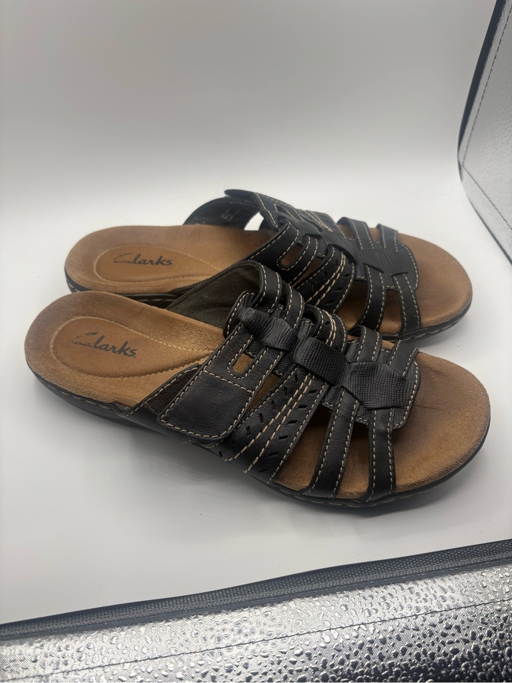 Clarks women’s Brown Footbed Black Leather Slide Sandals 6.5